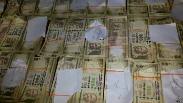 پولیس کے مطابق ان روپیوں کو زمین میں دفن کیا گیا تھا