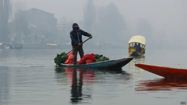 سبزی فروش اپنی منزل کی جانب شکارے پر سوار ہاتھ میں پتوار