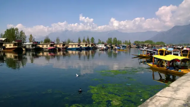 ڈل جھیل میں شکارے کا ایک منظر