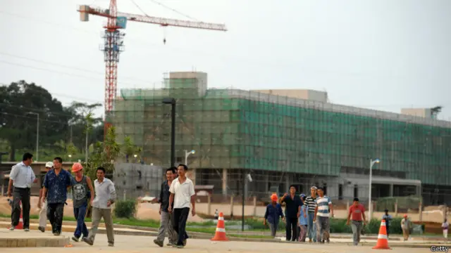 周五,安哥拉警方在一项针对外国非法移民的联合专项执法行动中,抓捕了数百名在安的外国人。