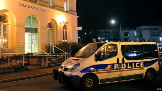 كانت الشرطة الفرنسية قتلت السبت رجلا هاجمها بسكين وهو يصرخ "الله أكبر".