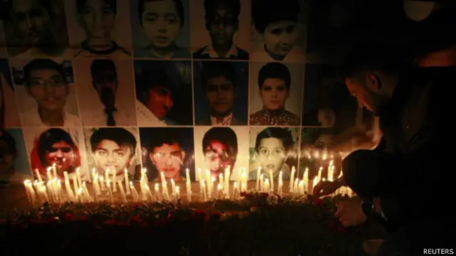 زار الآلاف من الباكستانيين المدرسة التي وقع في الهجوم الأحد.