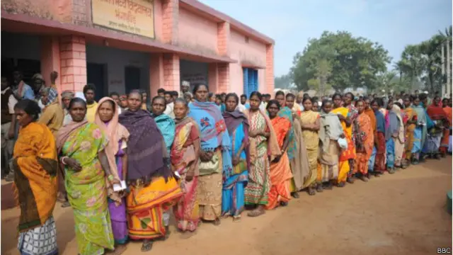 झारखंड में मतदान केंद्र में लोग