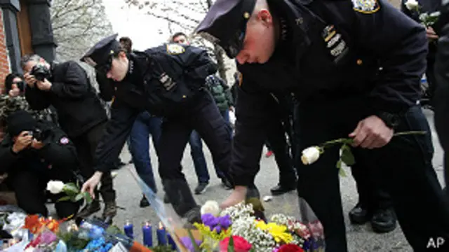 पुलिसवालों को श्रद्धांजलि