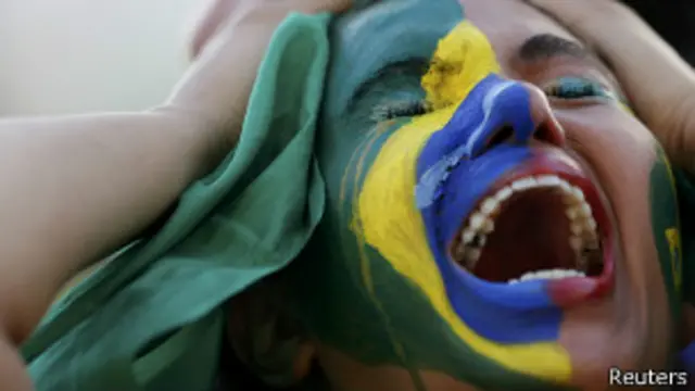 Una hincha brasileña sufre con la goleada de Alemania ante su selección en el Mundial 2014