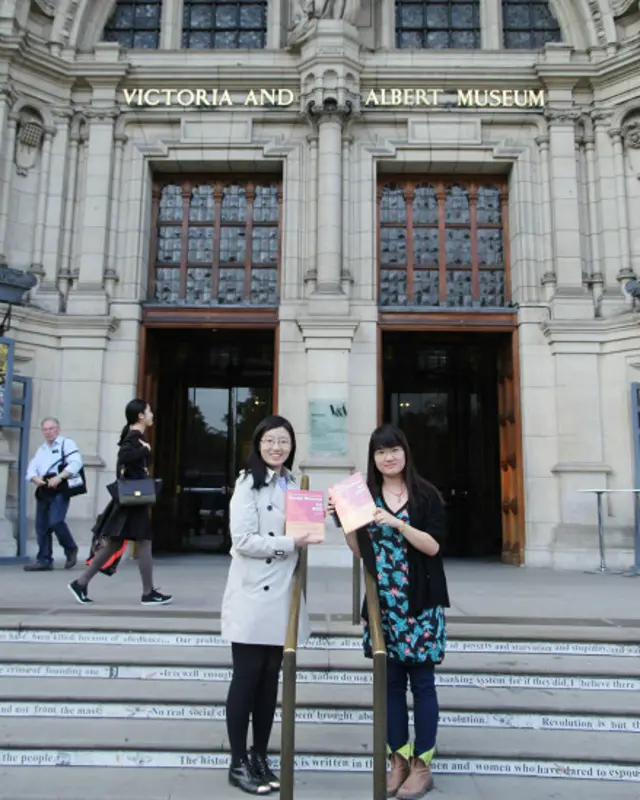 金维忻(左)与《设计博物馆》的另一位作者贠思瑶在维多利亚阿尔伯特博物馆门前