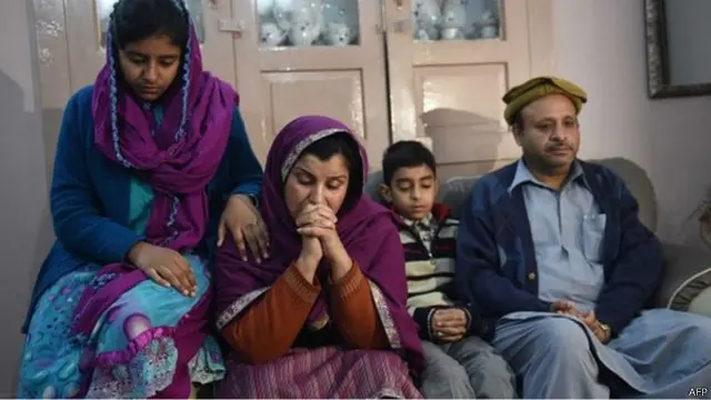 عندليب أفتاب، معلمة في المدرسة، تنتحب طفلها وإلى جانبها زوجها وأولادها