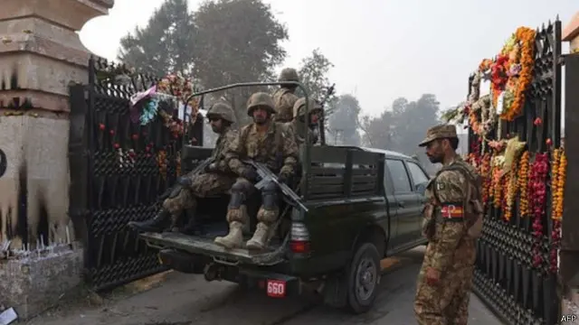 بوابات المدرسة أصبحت أشبه بمزارات تمتلئ بالورود