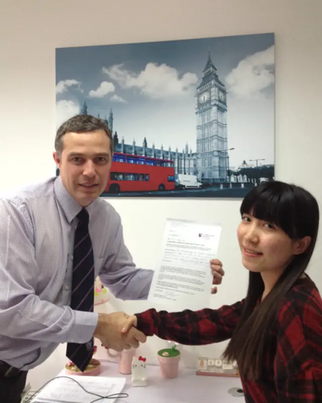 拉夫堡大学伦敦校区院长凯恩前不久在中国与当地学生见面