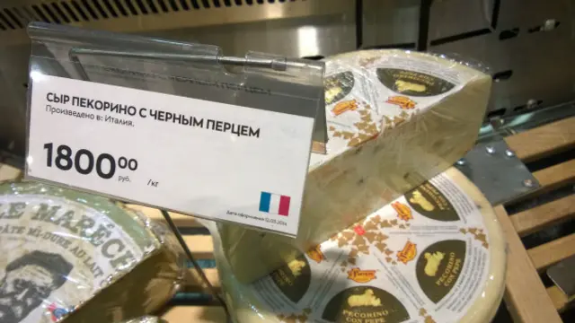 На прилавках петербургских магазинов можно найти запрещенные к ввозу продукты