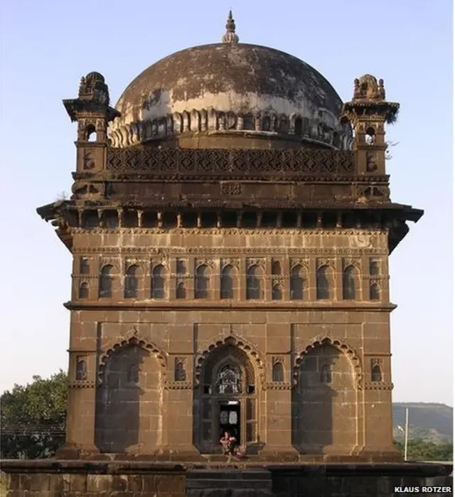 افریقی انسل سلاطین میں سے سب سے زیادہ مشہور ملک انبار تھے جن کا مزار اورنگ آباد میں ہے 