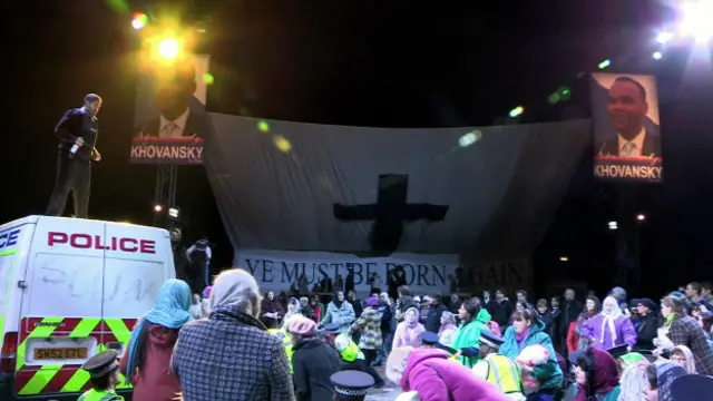 В спектакле "Ховански-гейт" Бирмингемский театр радикально переосмыслил оперу Мусоргского "Хованщина". 