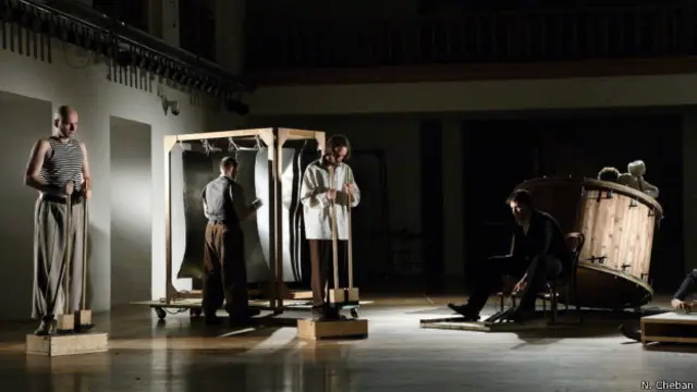 Сцена из спектакля-концерта "Реконструкция Утопии"