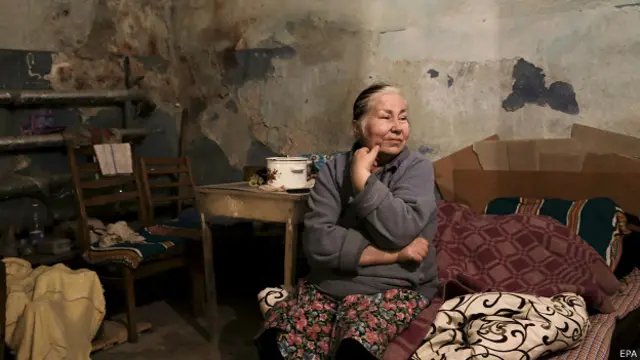 Літня жінка в бомбосховищі Донецька (21 грудня)