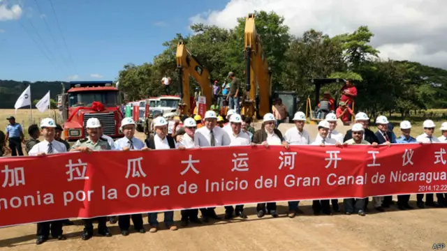 HKND集团成员与尼加拉瓜政府官员在布里托镇运河开工仪式上(22/12/2014)