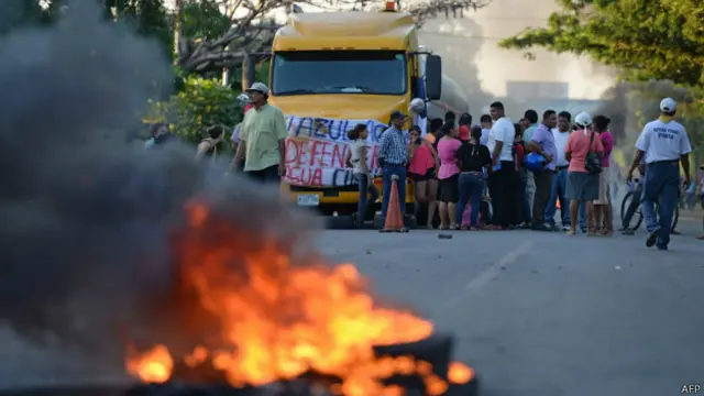 尼加拉瓜里瓦斯省埃尔图莱镇居民焚烧轮胎抗议运河开工(22/12/2014)