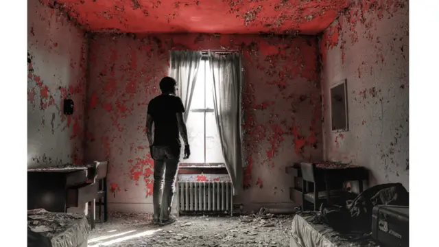 Los vecinos se niegan a caminar sobre la acera en frente de la vivienda de Sowell, alegando que escuchan ruidos.