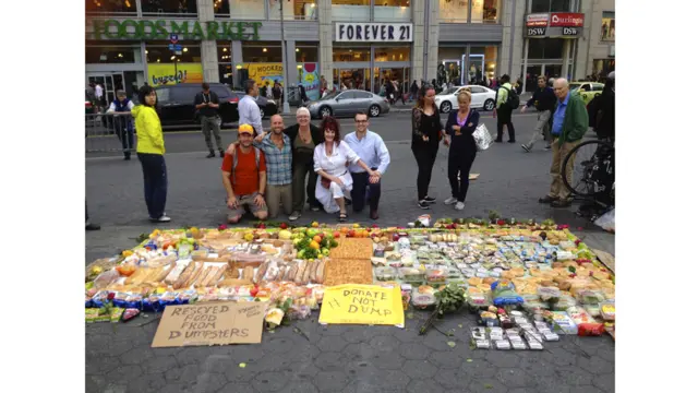 Rob Greenfield cortou os EUA de bicicleta se alimentando apenas de comidas encontradas em lixeiras. Todas as imagens são cortesia de Rob Greenfield - www.robgreenfield.tv)