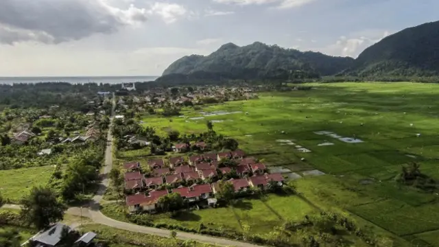 Sekian tahun kemudian, kerusakan yang parah berubah jauh lebih baik yang dampaknya sangat terasa bagi orang yang pernah meliput tsunami 2004.