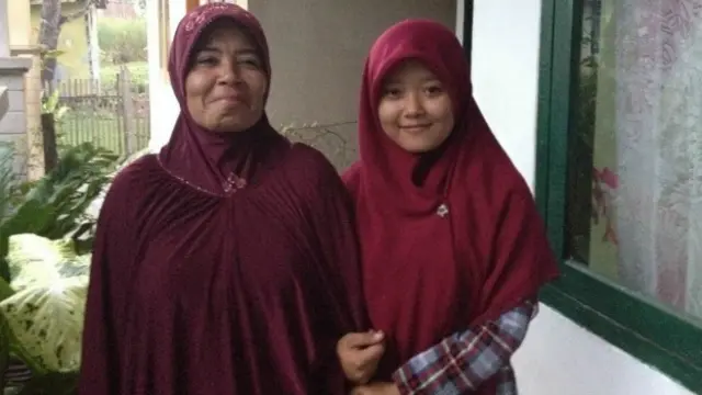 Intan Afriyati (kanan) dan Nazariyah (kiri) ditemui di rumah mereka di Desa Kadju, Aceh Besar. 