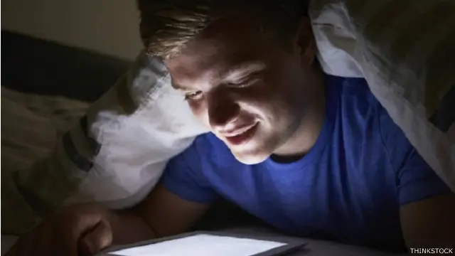 هناك مخاوف متزايدة بشأن مخاطر الضوء الذي يصدر عن أجهزة القارئ الإلكتروني قبل وقت النوم.