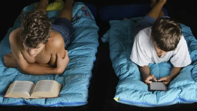 الضوء الأزرق الذي يصدر من الأجهزة الإلكترونية وقت المساء يقلل أو يمنع إنتاج هرمون "الميلاتونين" المسبب للنوم.