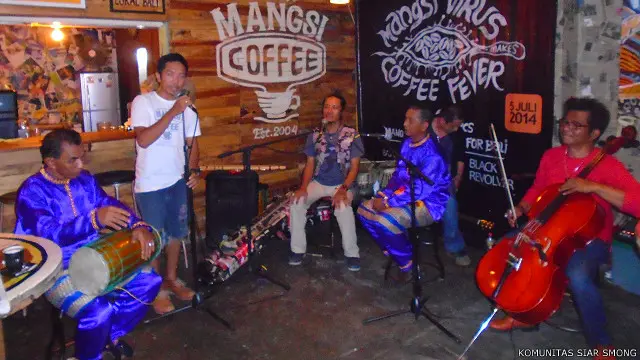 Sebuah sesi pertunjukan nandong di Bali yang dilakukan oleh Komunitas Siar Smong. 