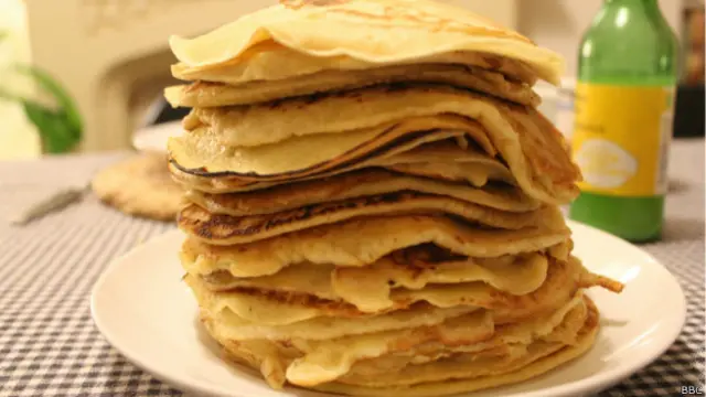 Cтопка блинов на столе