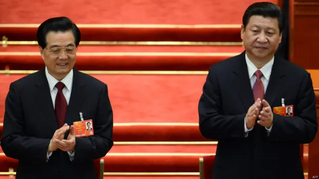 分析人士說，令計劃因為同中國領導人習近平的前任，前國家主席胡錦濤（左）有密切關係，因此令計劃案件對於當局來說十分棘手。