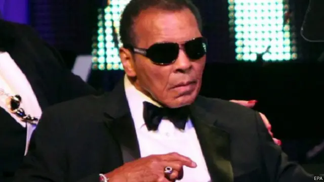 محمد علي يكافح مرض شلل الرعاش منذ ثلاثين عاما