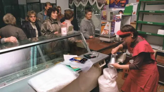 Очередь за сахаром в московском магазине. 1998 год