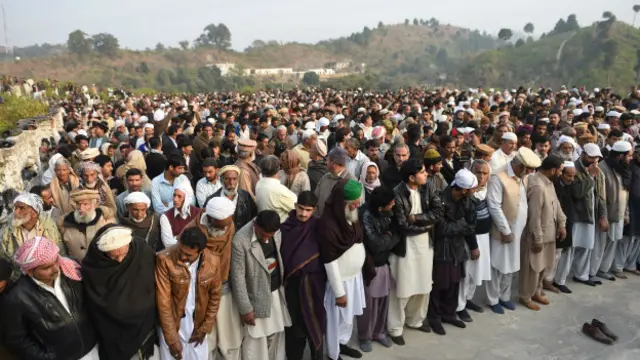 مشرف پر حملے میں ملوث ارشد محمود کے جنازے میں خاصی بڑی تعداد میں لوگوں نے شرکت کی