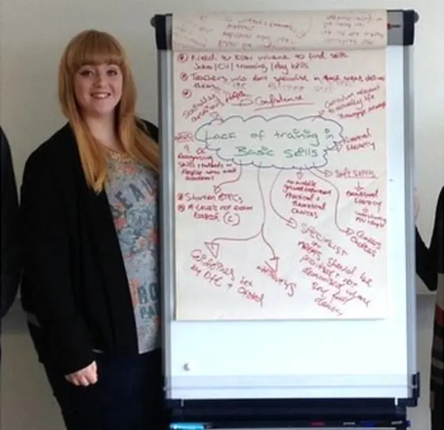 کلسی هیبرد به معلمان در مورد برخورد با عدم رضایت و عدم اطمینان نوجوانان از ظاهر خود آموزش می‌دهد