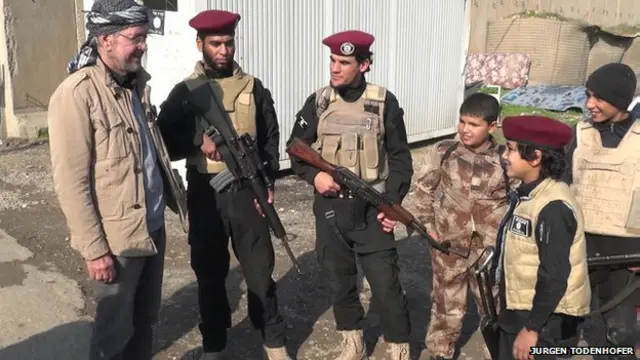 Juergen Todenhoefer mengaku bertemu anak-anak yang menenteng senjata dan termotivasi mendukung program brutal kelompok itu.