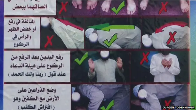 Juergen Todenhoefer mengaku melihat papan berisi informasi tentang tata cara shalat yang tepat menurut versi ekstrim Islam Sunni.
