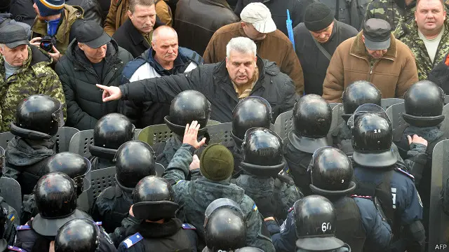 اعتراض به لغو بیطرفی اوکراین در مقابل پارلمان