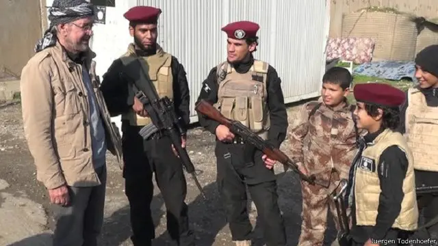 تودنهوفر التقى بأطفال من تنظيم الدولة كانوا مسلحين ويرتدون زي المقاتلين.