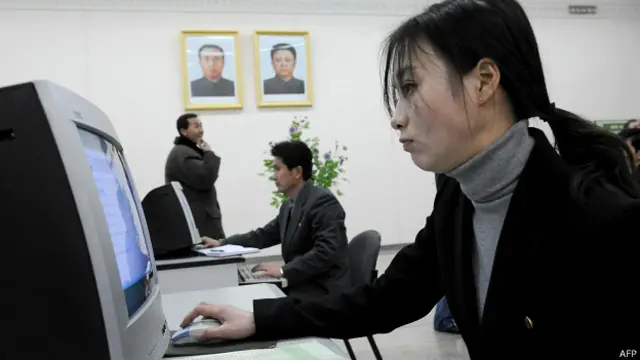 Северокорейская женщина перед компьютером