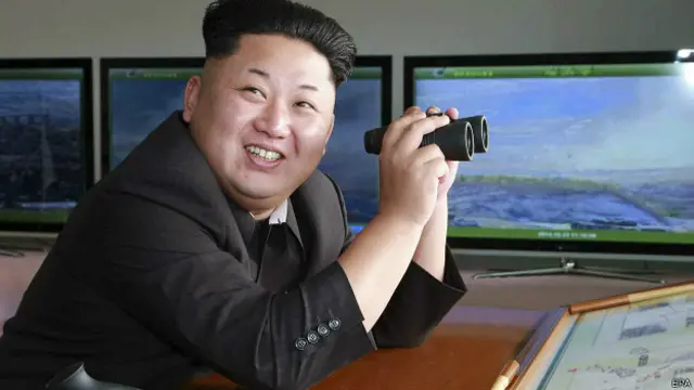 Ким Чен Ын перед компьютерами