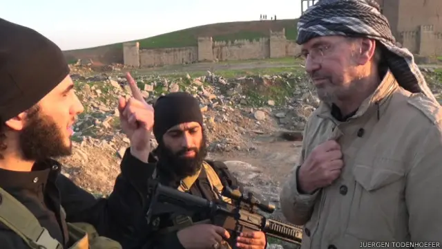 Юрген Тоденхефер разговаривает с боевиками "Исламского государства"