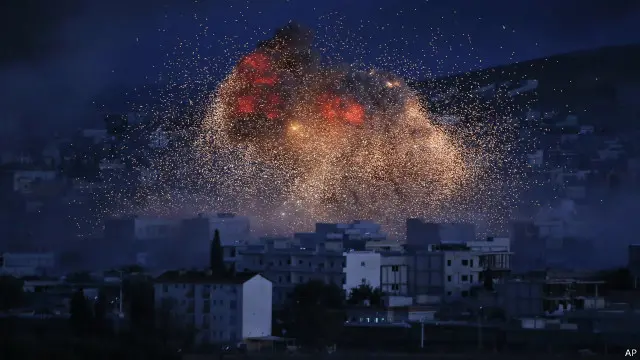 مواضع داعش در شهر کردنشین کوبانی در شمال سوریه از جمله اهداف حملات هوایی ائتلاف است