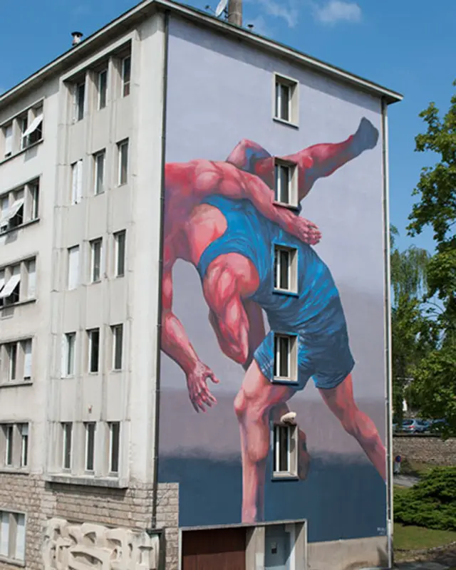 Mural del grafitero argentino JAZ, se ven hombres luchando