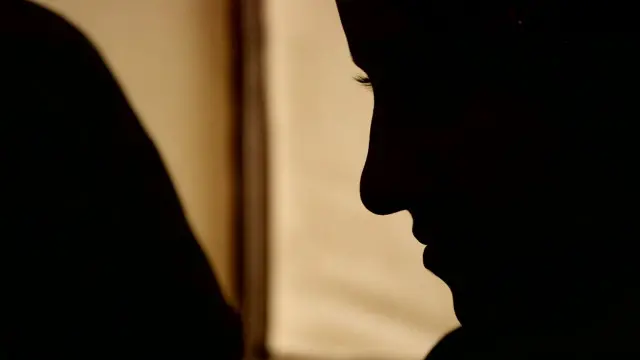 Yosh rus qizi tashlandiq binoda sikildi (PornHub)