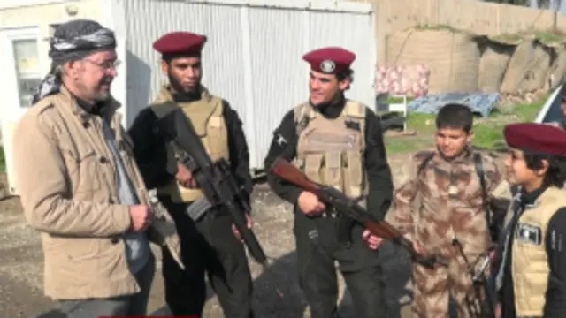 लेखक इरगन थोडेनेफ़र आईएस के लड़ाकों से बातचीत करते हुए