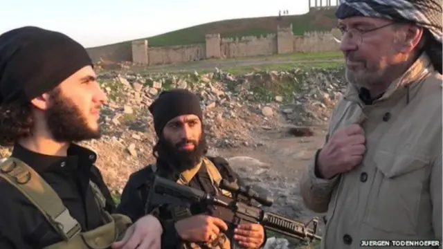یورگن تودنهوفر در کنار اعضای داعش