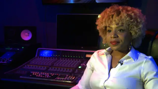 لورن در وقت شخصیش برای ثبت فرهنگ سیاهپوستان در وبلاگش تلاش می‌کند