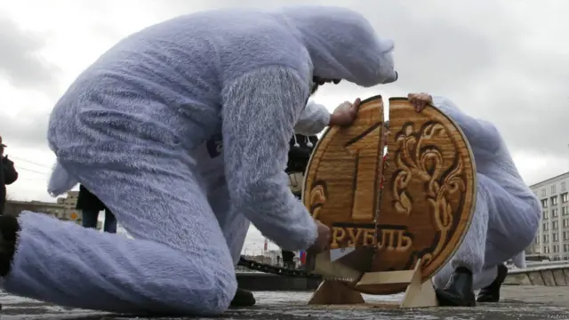 После "черного вторника" 16 декабря рубль начал постепенно отвоевывать позиции у доллара, но не смог вернуться к осенним показателям. Некоторые экономисты предрекли России полномасштабный кризис в 2015 году. Российский президент на это сказал, что руководство страны все делает правильно, а ситуация в России исправится через два года, даже при самом негативном сценарии развития.