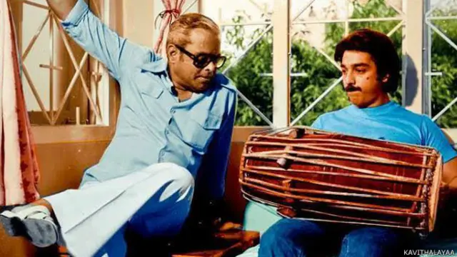 کمل ہاسن کے ساتھ کے بالا چندرن نظر آ رہے ہیں جو اب اس دنیا میں نہیں رہے