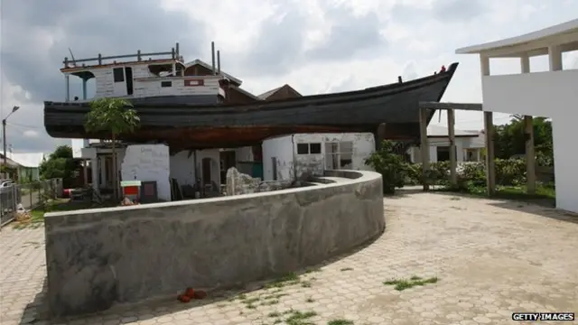 دو مکانوں کی چھت پر ایک 25 فٹ لمبی کشتی پڑی ہے