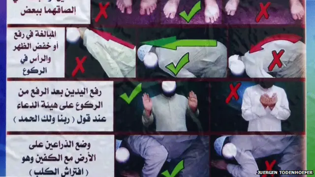 Panfletos ensinam aos homens a posição de rezar e às mulheres, como se cobrir